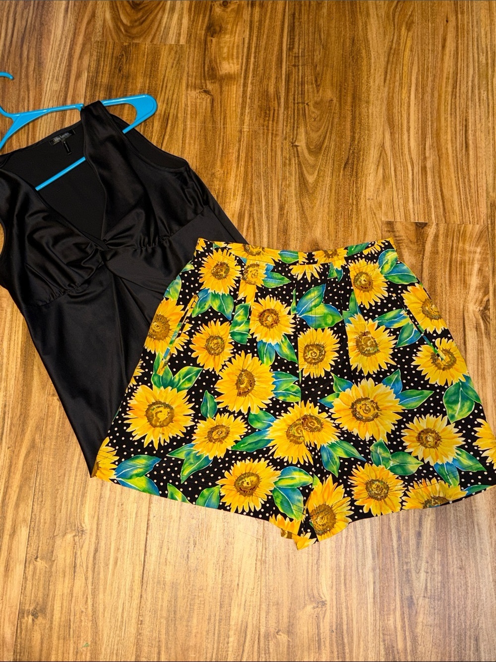 Dana Buchman women small 4 shorts Black white yellow Sunflower polka dot silk